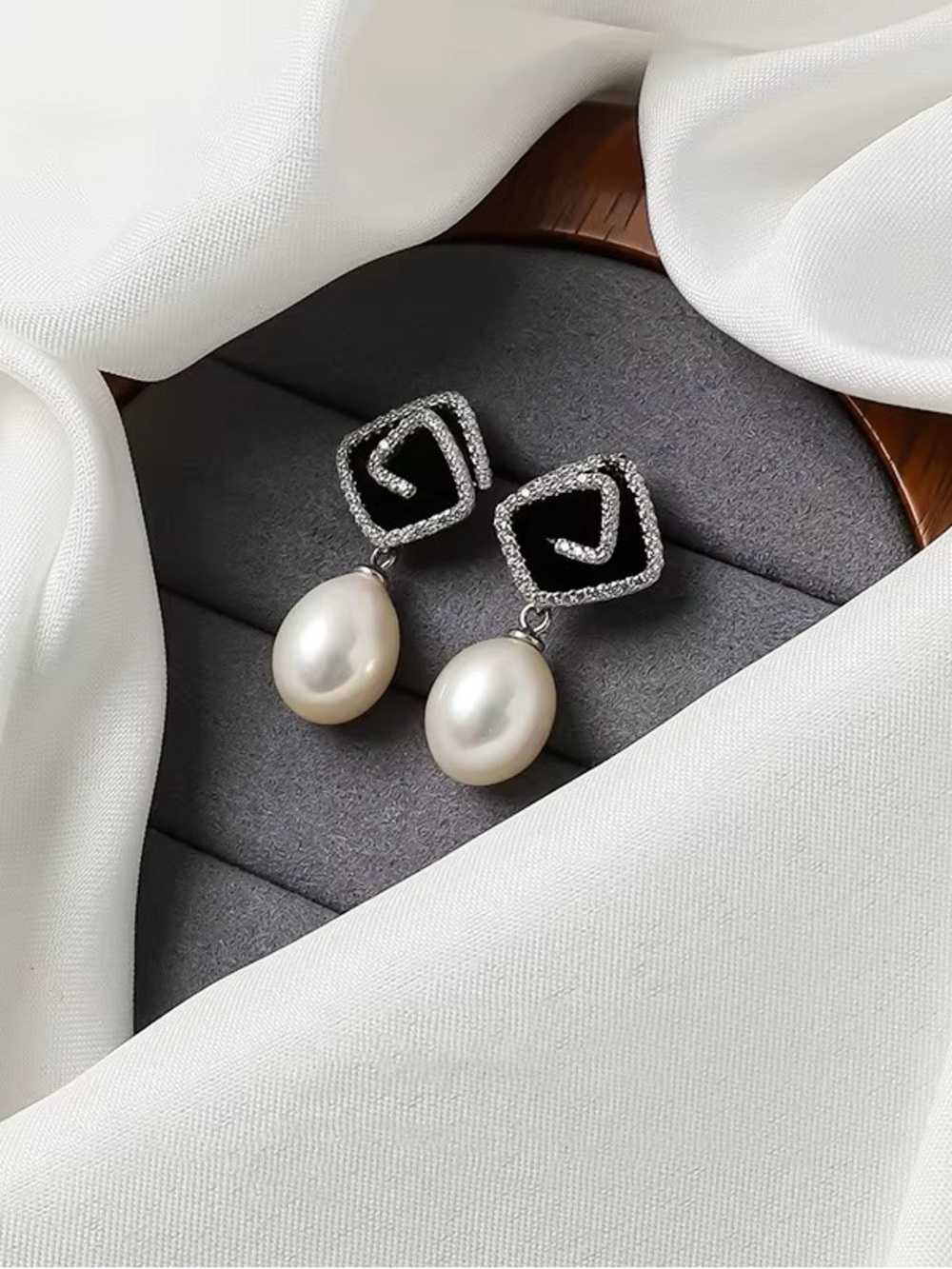 *** High Quality Elegant Black & White Pearl Drop Earrings - Classic